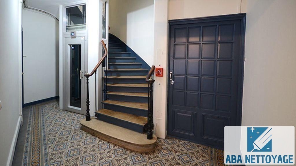 Hall d'immeuble et escalier après entretien