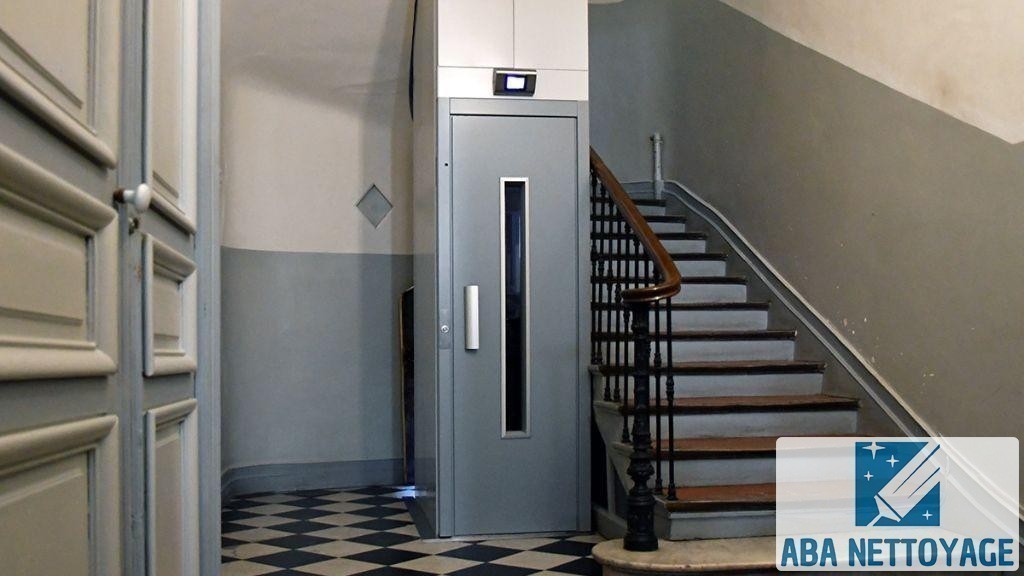 Cage d'escalier et ascenseur d'une copropriété