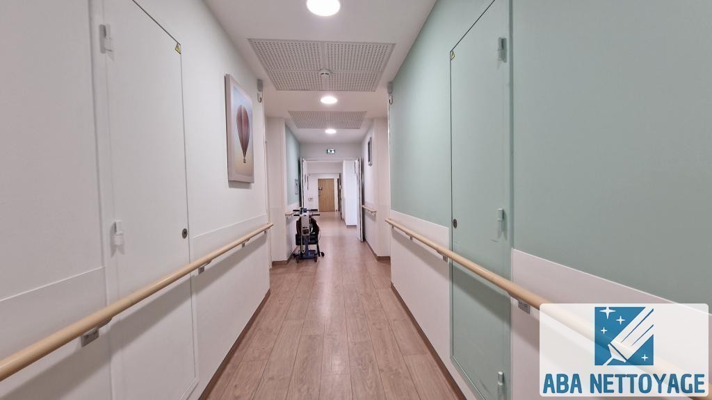 Couloir d'établissement nettoyé