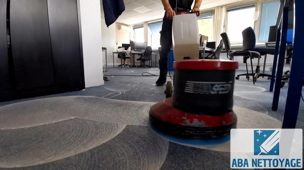 Shampoing de moquette à la monobrosse dans des bureaux