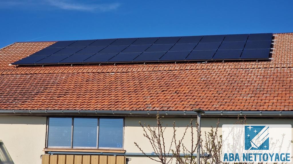 Toit en tuiles rouges propre avec panneaux solaires