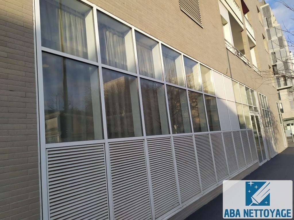 Façade vitrée d'un bâtiment après lavage des vitres