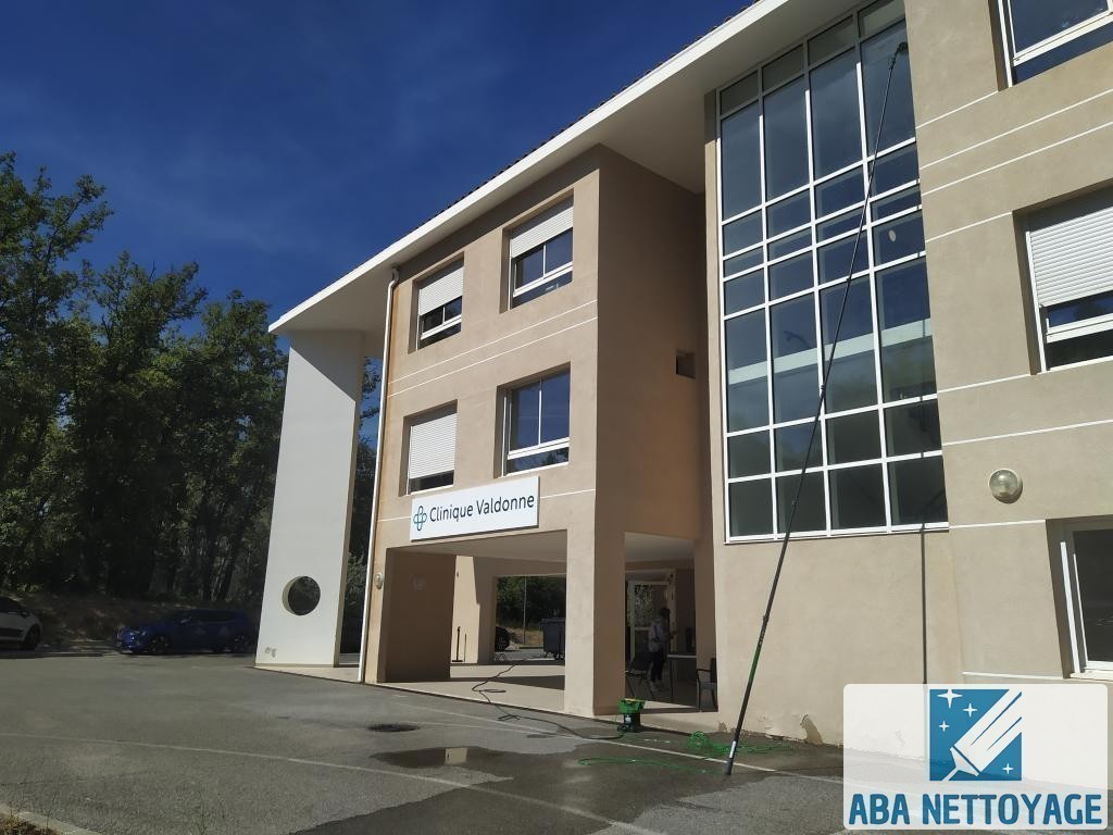 Façade vitrée d'une clinique après nettoyage des vitres par ABA Nettoyage