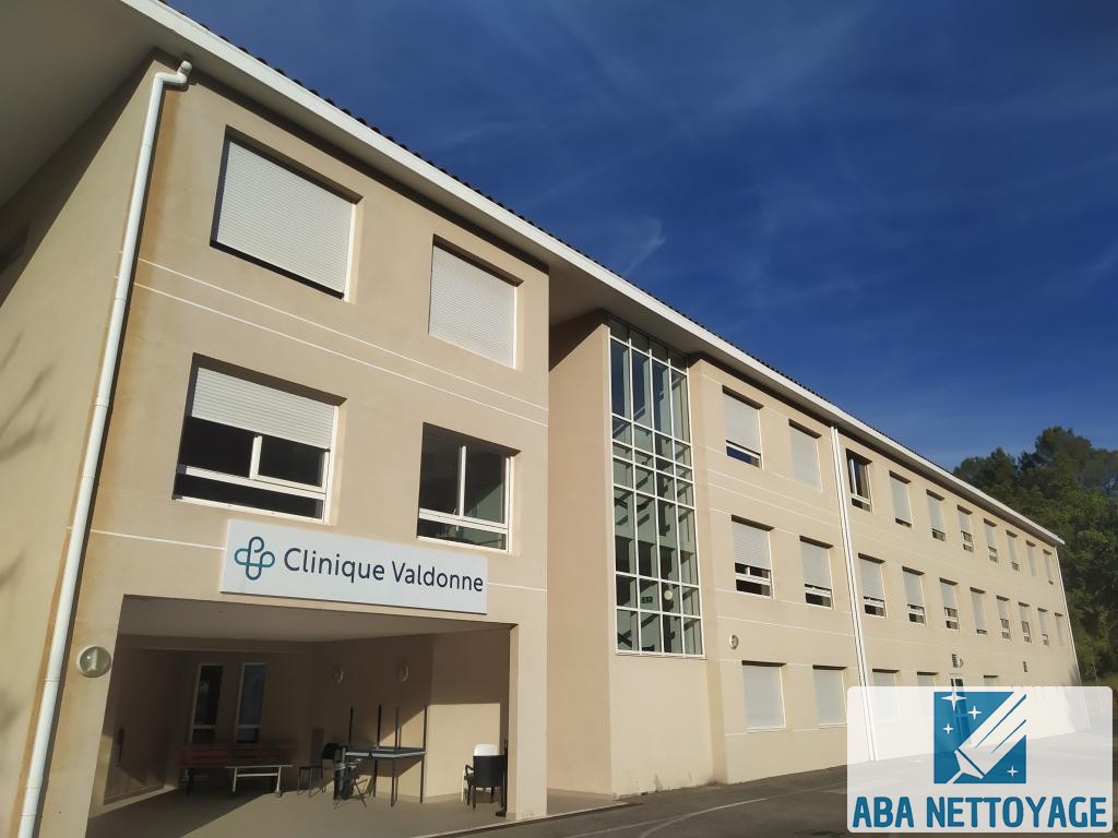 Bâtiment de clinique, vitres propres